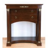 Biedermeier-Konsoltisch, Mahagoni furniert, 3-schübiger Korpus, frontseitig Vollsäulen