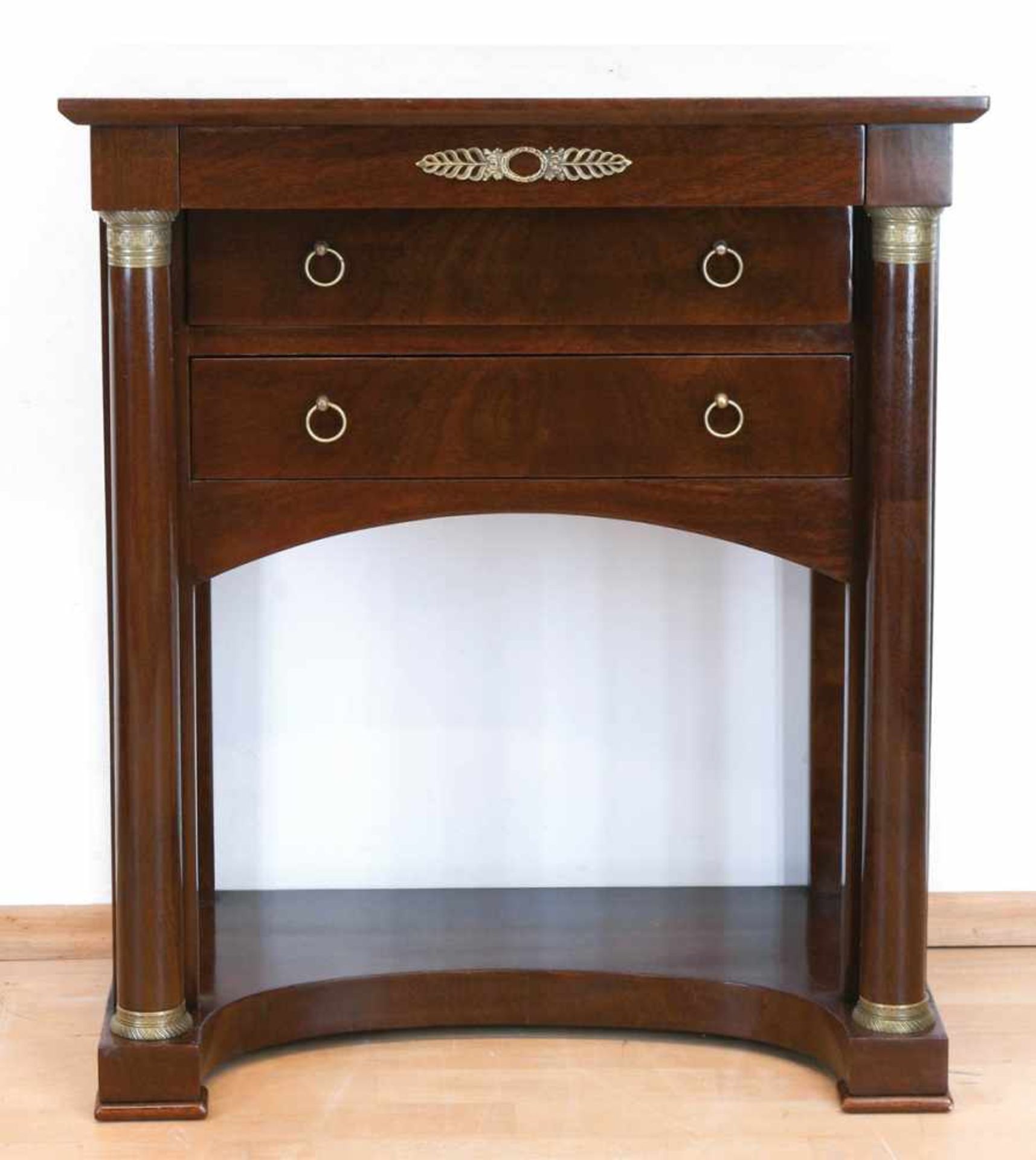 Biedermeier-Konsoltisch, Mahagoni furniert, 3-schübiger Korpus, frontseitig Vollsäulen