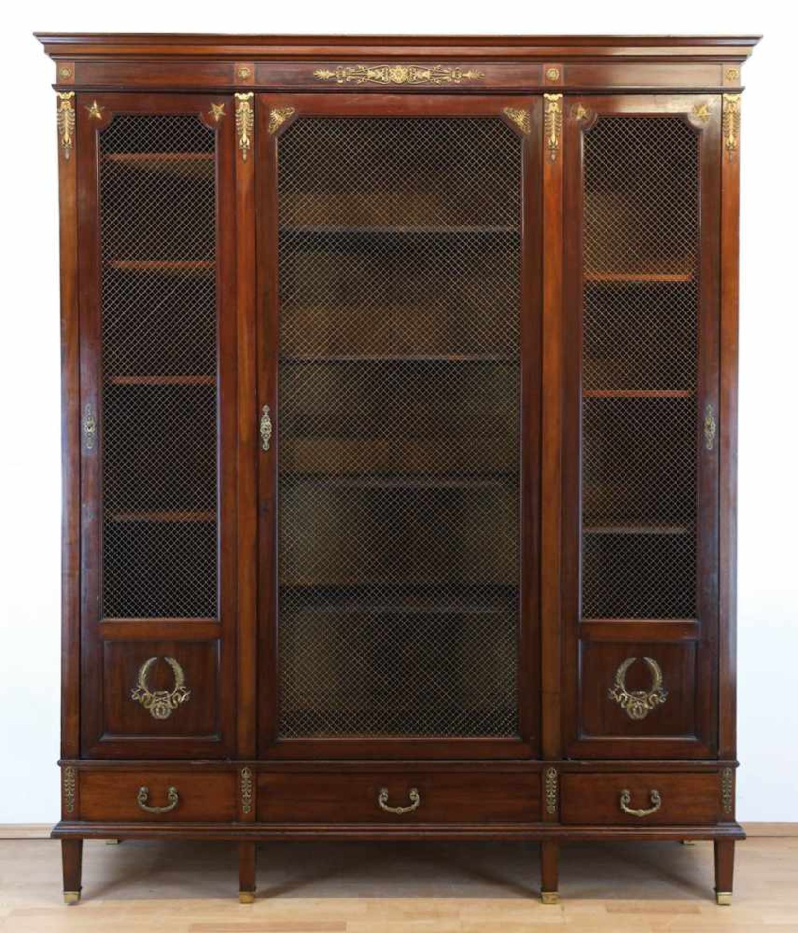 Biedermeier-Bibliothekschrank, um 1840, Mahagoni auf Eiche furniert, Messingappliken,3-türiger