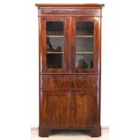 Biedermeier-Aufsatzschrank, um 1840, Mahagoni furniert, 2-tlg., 2-türiges Unterteil,darüber 1