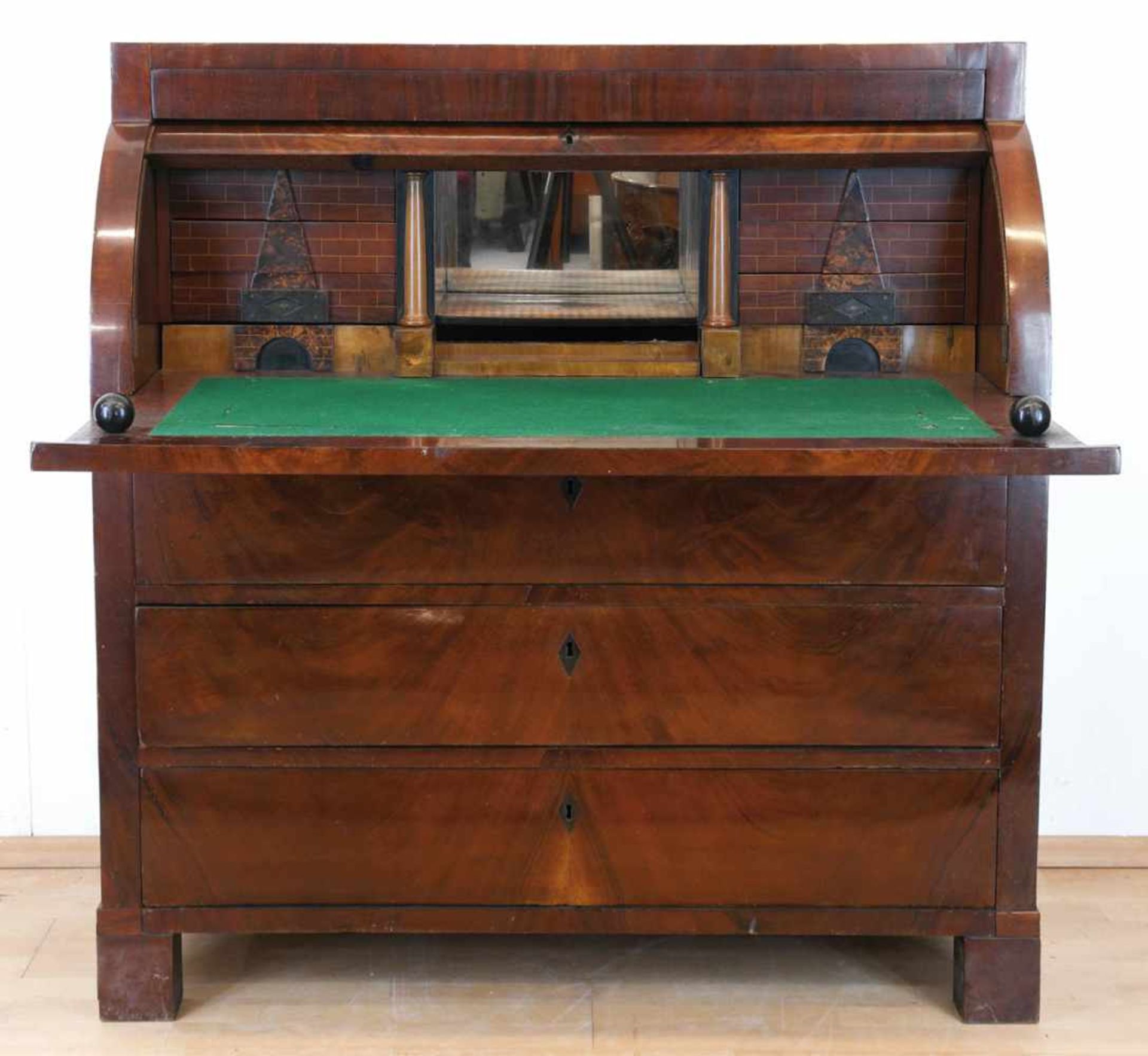 Biedermeier-Zylinderbüro, um 1830, Mahagoni furniert, 3-schübiger Korpus, unterZylinderklappe - Bild 2 aus 2