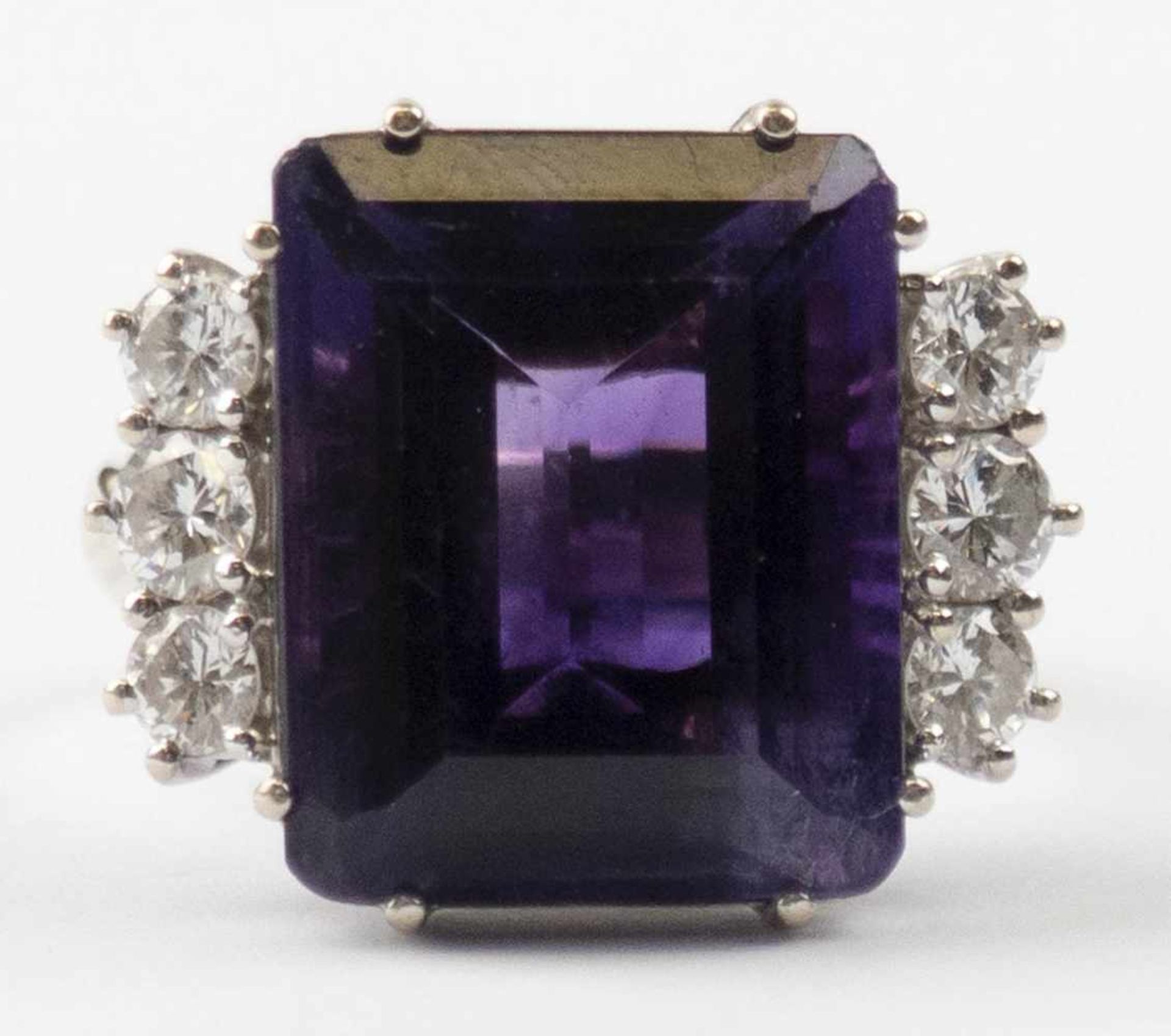 Amethyst-Brillant-Ring, 750er WG., ausgefasst mit 1 Amethysten von ca. 14,6 ct. und 6Brillanten