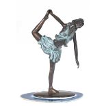 Bronze-Figur "Tänzerin aus einem Bein stehend", unsigniert, braun und grün patiniert, aufblauer