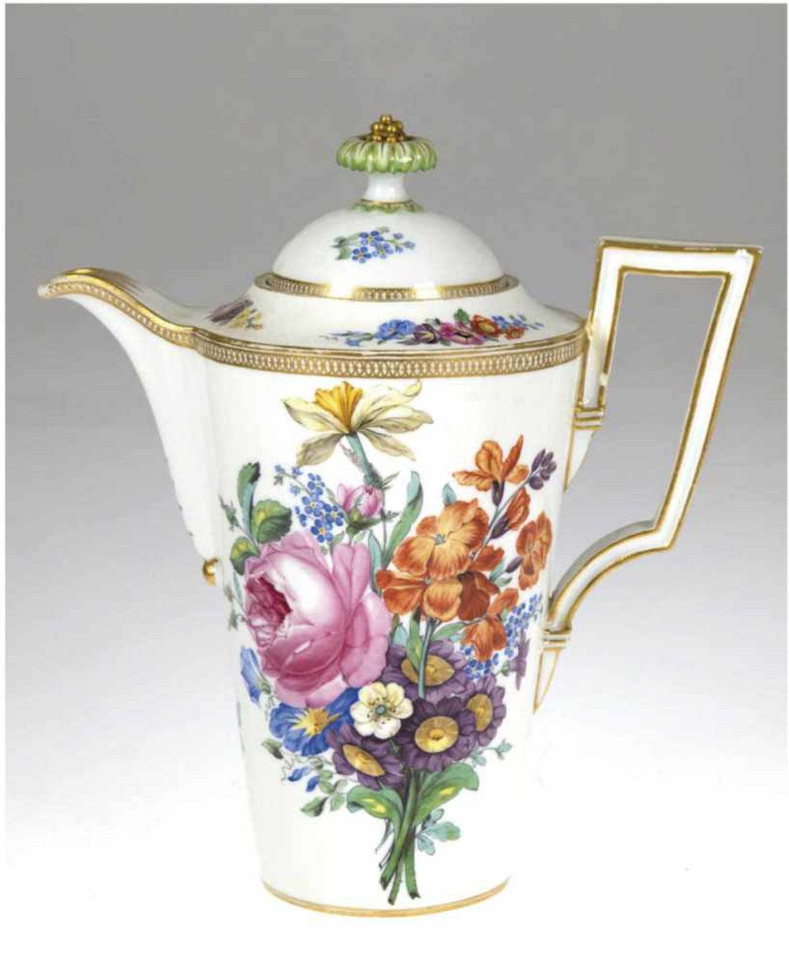 Meissen-Kanne, um 1800, Buntes Blumenbukett in alter Manier, Goldrand undGoldgaleriekante, 1.