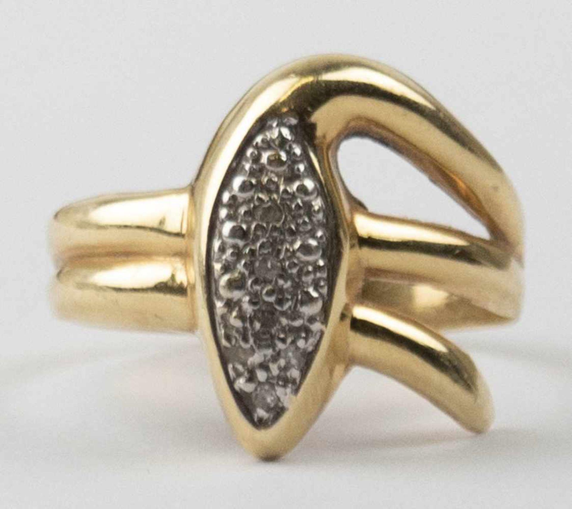 Ring, 585er GG, moderne Schlangenform, besetzt mit 6 kl. Brillanten von zus. ca. 0,06 ct.Gew. ca.