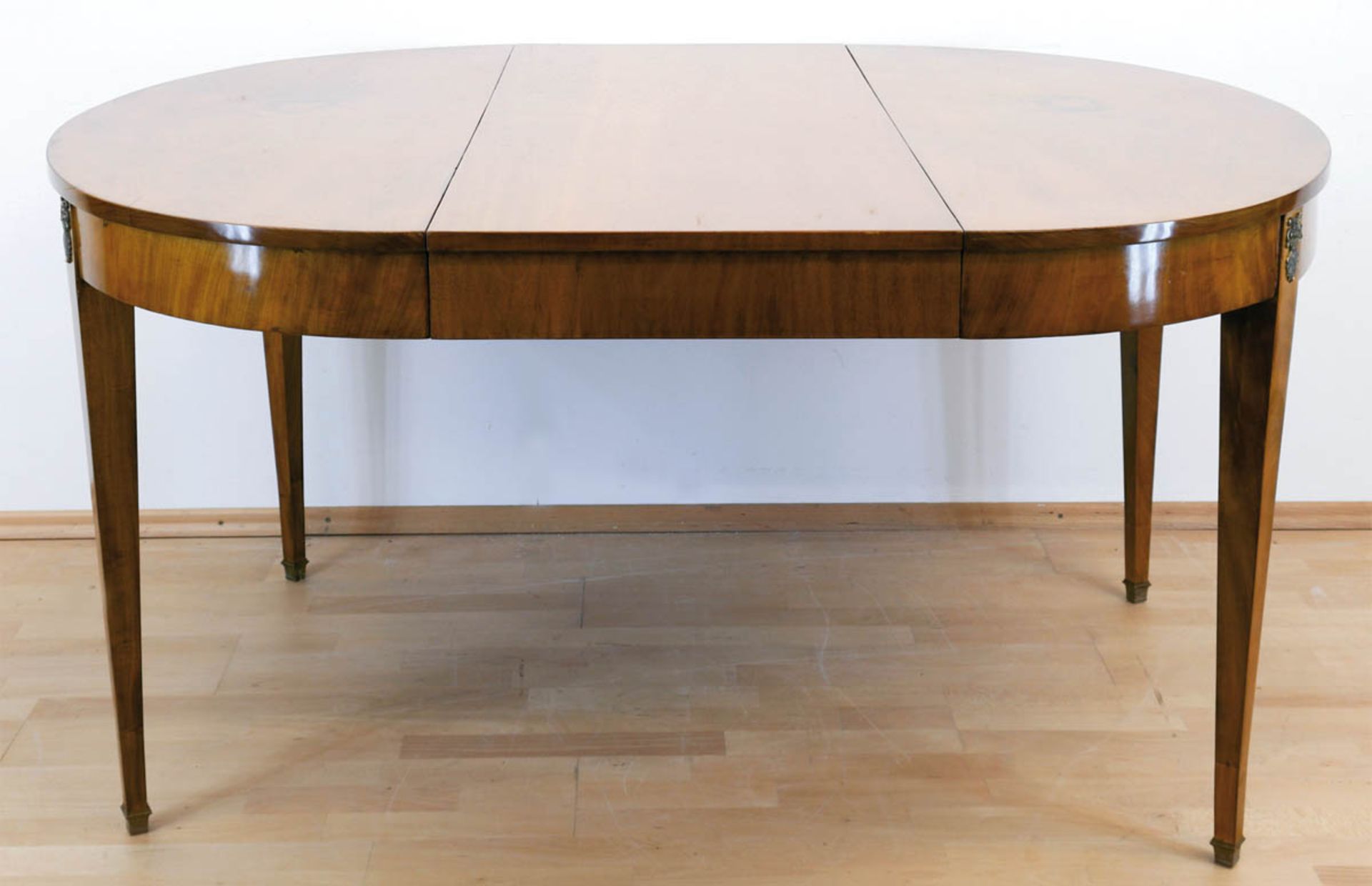 Biedermeier-Tisch, Mahagoni furniert, geblichen, Bronzeappliken, ovale ausziehbare Platteauf - Bild 2 aus 2