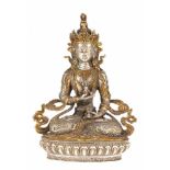 Buddha-Figur "Weiße Tara auf Lotosthron sitzend", Bronze, z.T. goldfarbend gefaßt,geschlossener