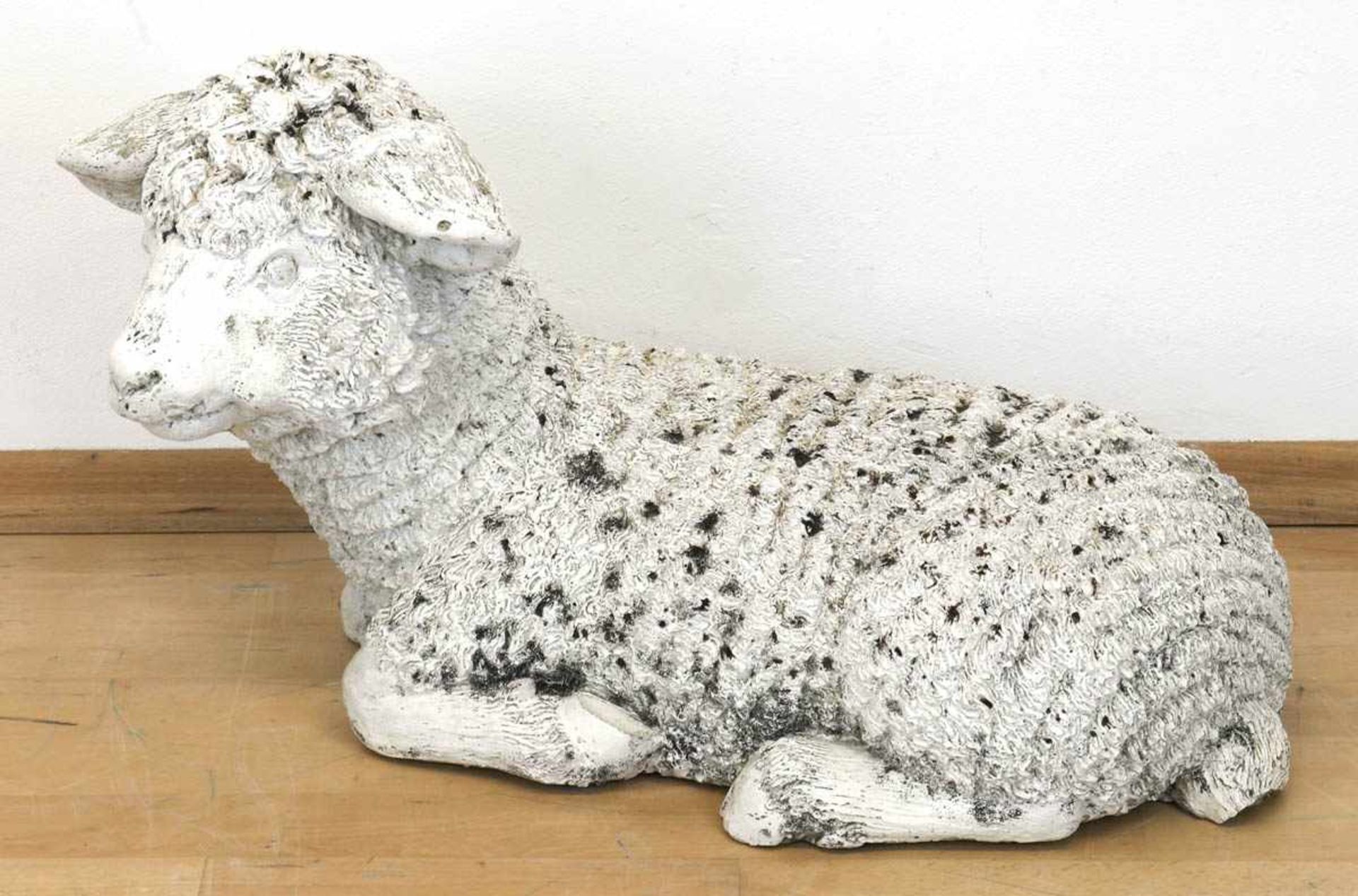 Gartenfigur "Liegendes Schaf", um 1975, Steinguß, wetterfest, Witterungsspuren, H. 33 cm,L. 57 cm