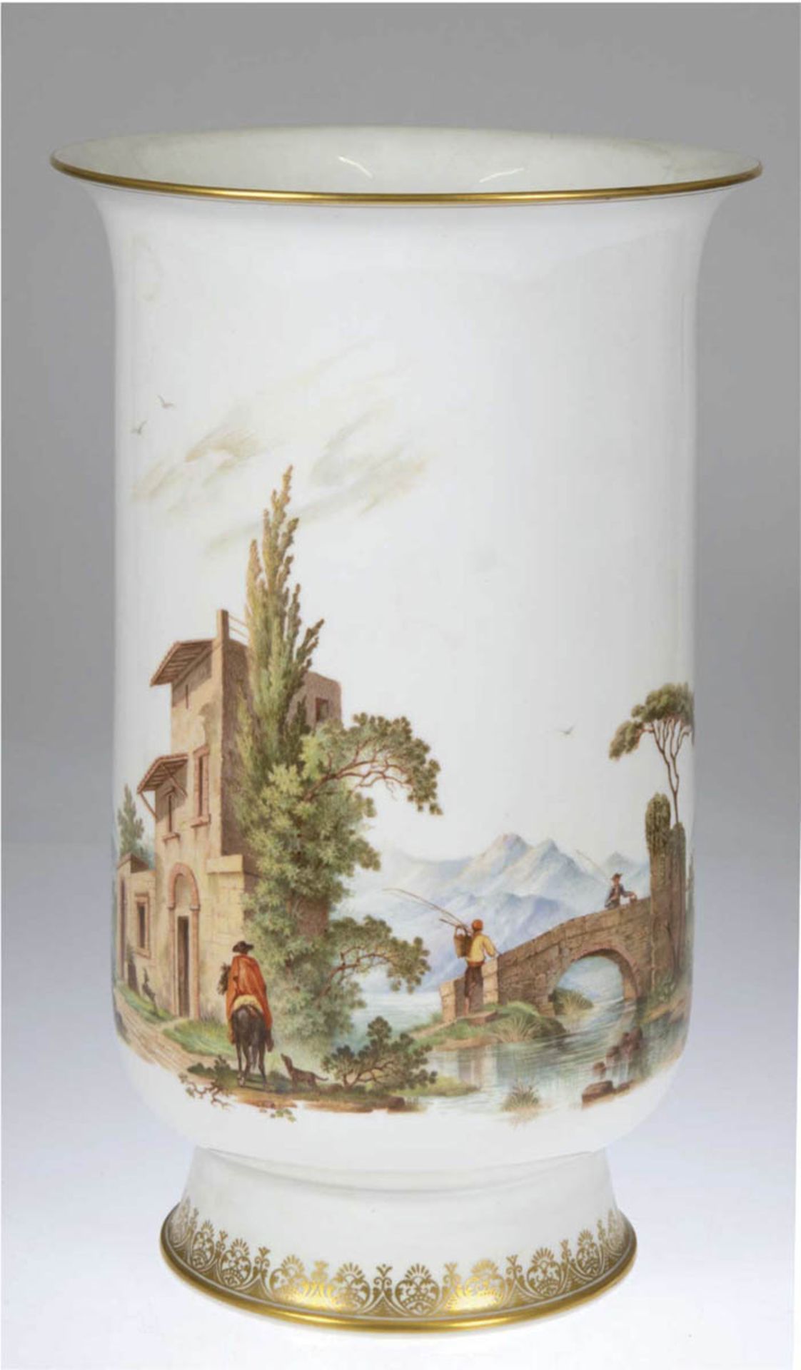 Große Meissen-Vase, 20. Jh., umlaufend polychrome Landschaftsmalerei mit Personenstaffageund