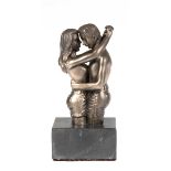 Figuren-Gruppe "Sich umarmendes junges Paar", Metallguß bronziert, signiert "O. Tupton",H. 10 cm,