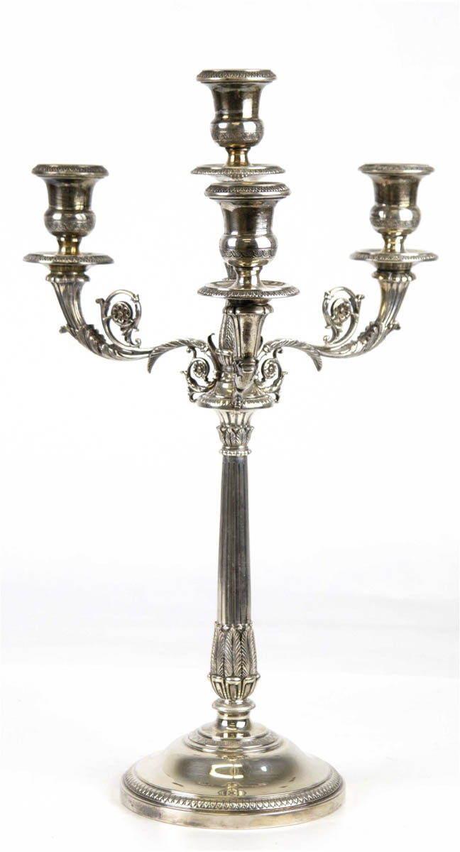 Kandelaber, 800er Silber, 4-flammig, leicht aufgewölbter Rundfuß mit Reliefrändern,konischer,
