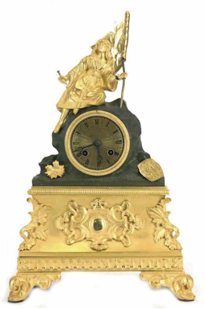 Figurenpendule, um 1820/40, Bronze feuervergoldet, Ordensmann mit Flagge als Bekrönung,