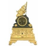 Figurenpendule, um 1820/40, Bronze feuervergoldet, Ordensmann mit Flagge als Bekrönung,