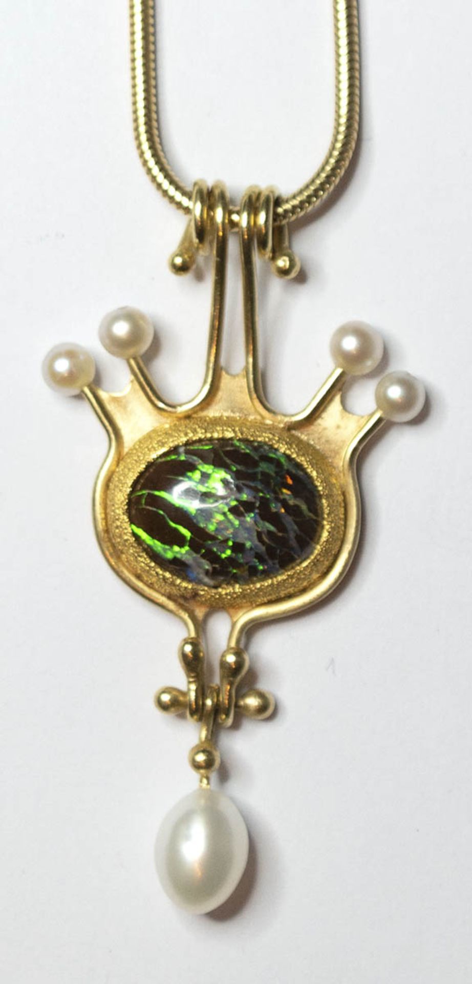 Opal-Anhänger an Kette, schwarzer Opal und Zuchtperlen in phantasievoller 750erGG-Fassung, Ges.-L.