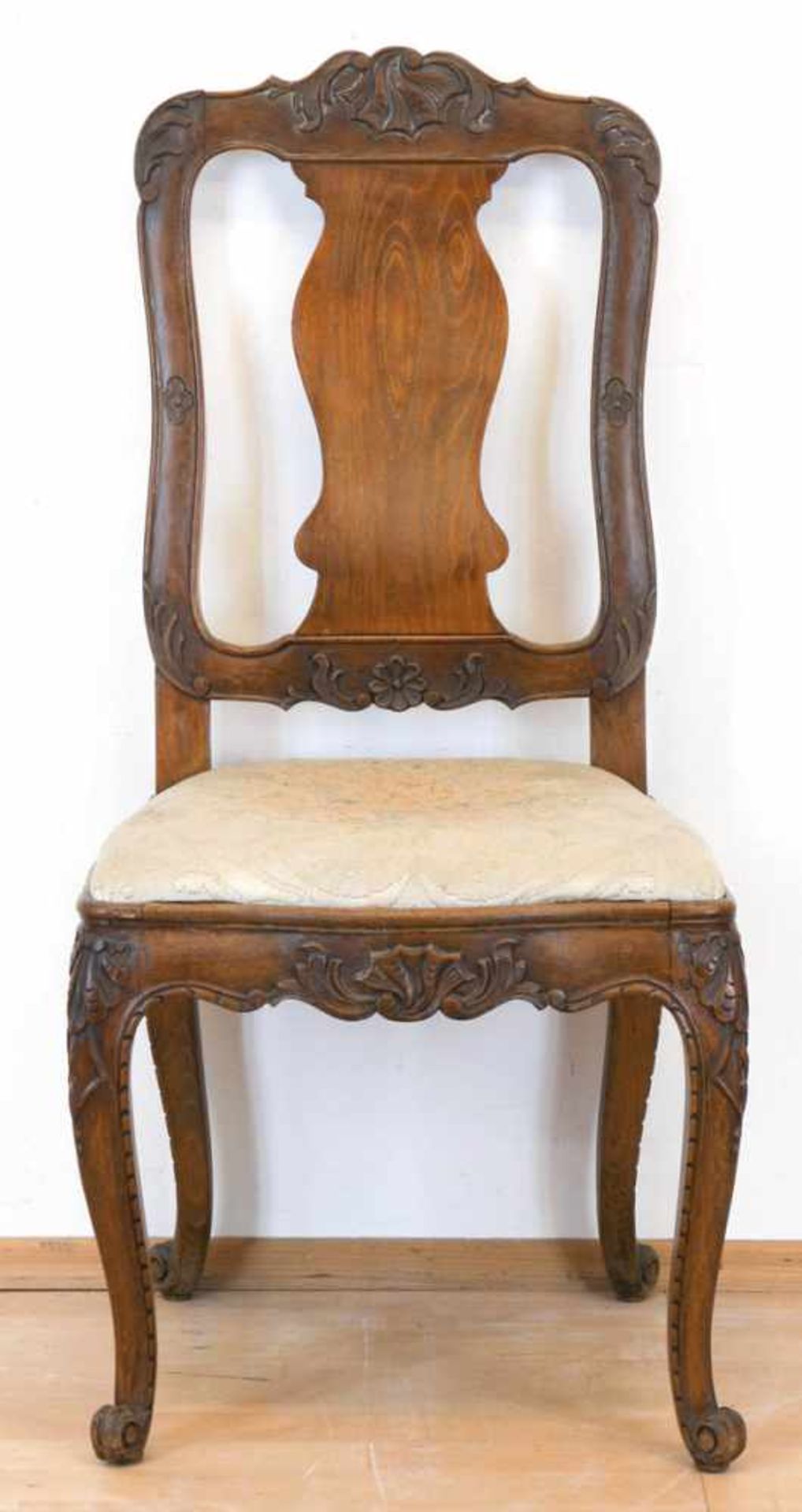 Barock-Stuhl, Nußbaum, beschnitzt, gepolsterter Sitz mit hellem Stoffbezug, Rückenlehnemit