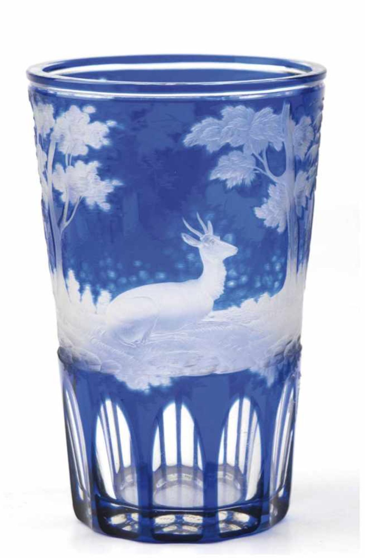 Becherglas, 19. Jh., blau überfangen, umlaufend geschliffene Waldlandschaft mit Rehen, imBoden