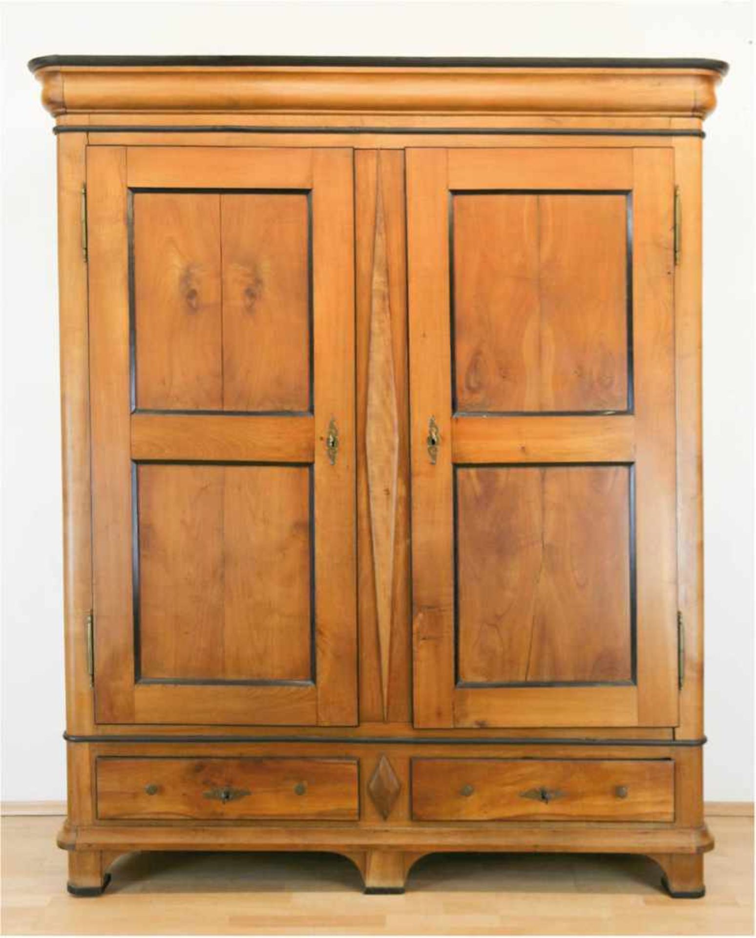 Biedermeier-Kleiderschrank, Kirschholz, 2-türig, mit ebonisierten Zierleisten, in derZarge 2