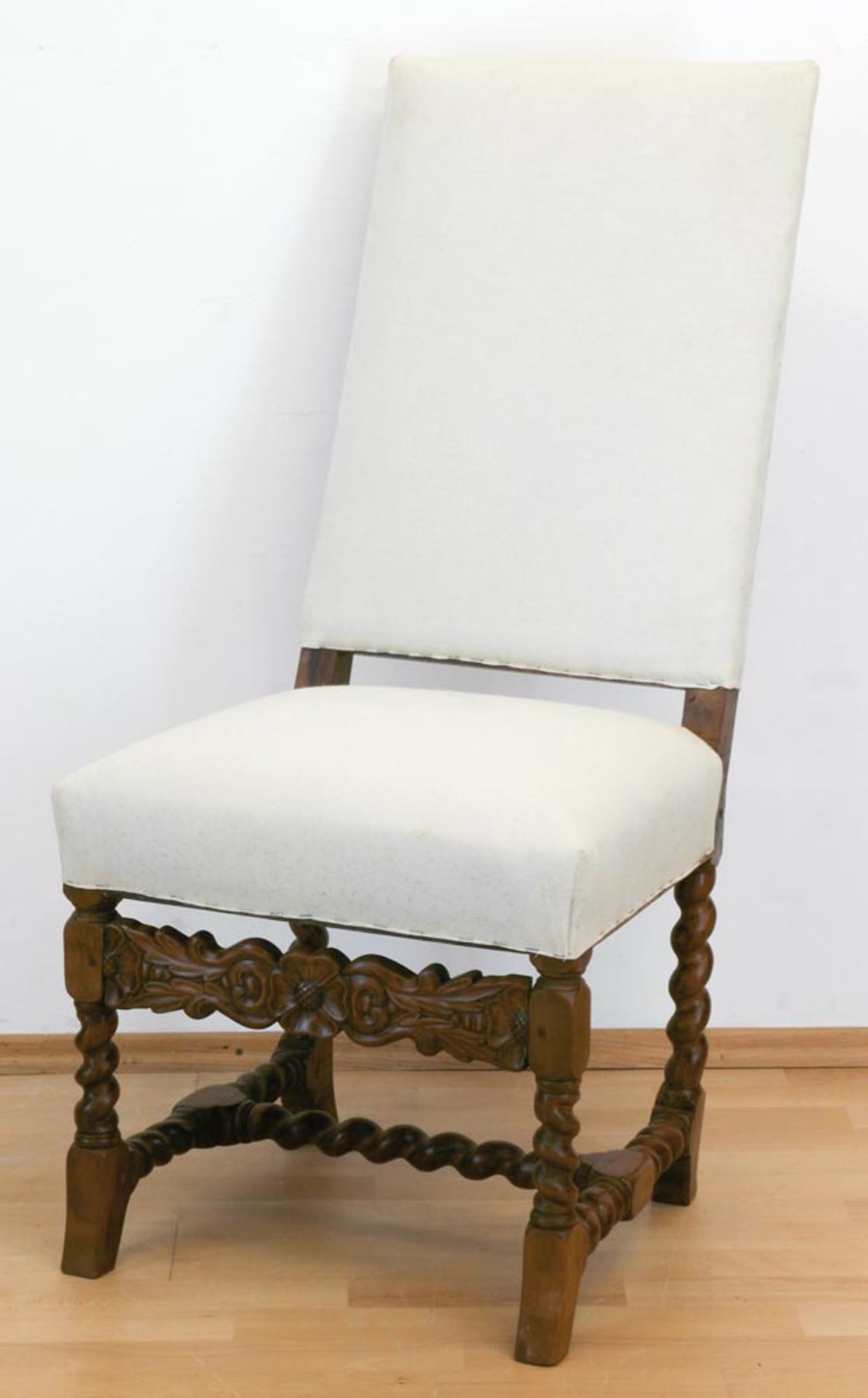 Barock-Stuhl, Obstholz, beschnitzt, gedrechseltes, verstrebtes Fußgestell, gepolsterterSitz und