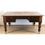 Partner-Desk, England um 1850, Mahagoni, gedrechselte Beine auf Rollen, Korpus mit je