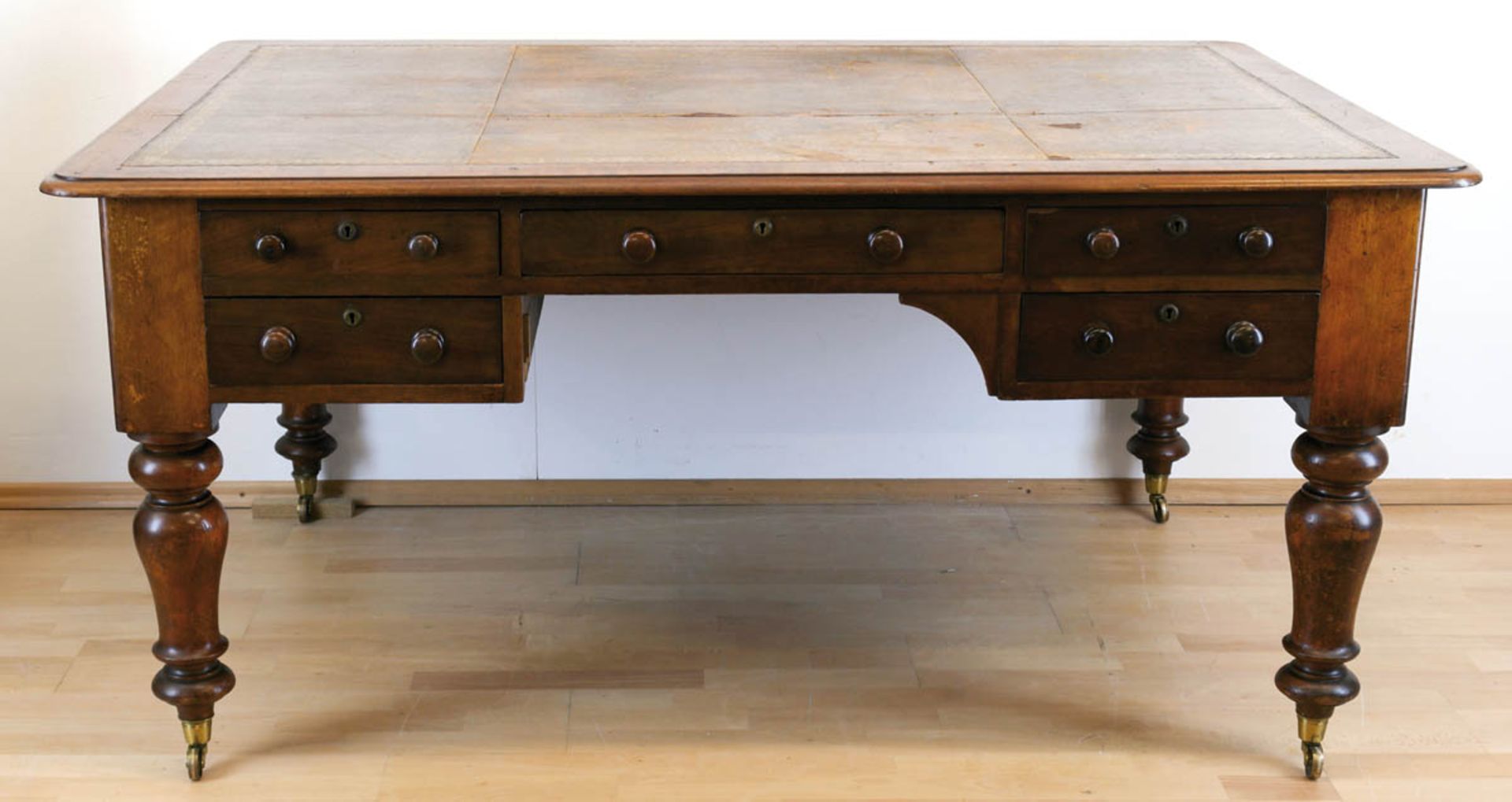 Partner-Desk, England um 1850, Mahagoni, gedrechselte Beine auf Rollen, Korpus mit je