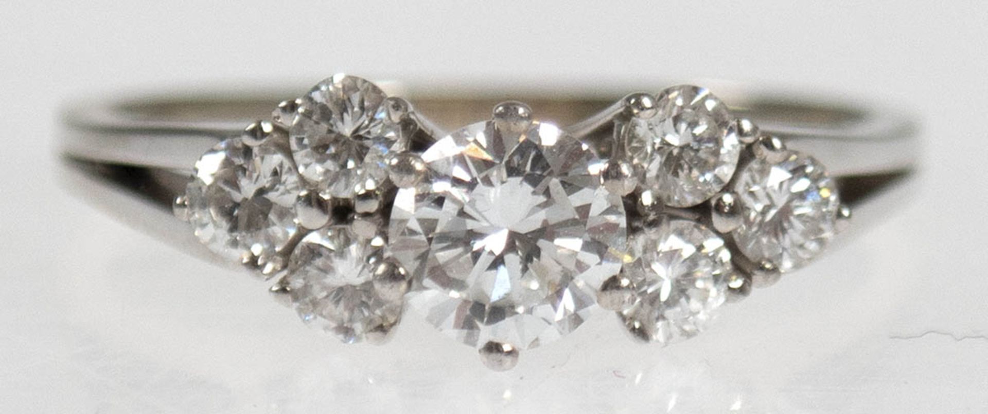 Brillantring, 750er WG, besetzt mit 6 Brillanten von je ca. 0,1 ct und mittigem Brillantvon ca. 0,45