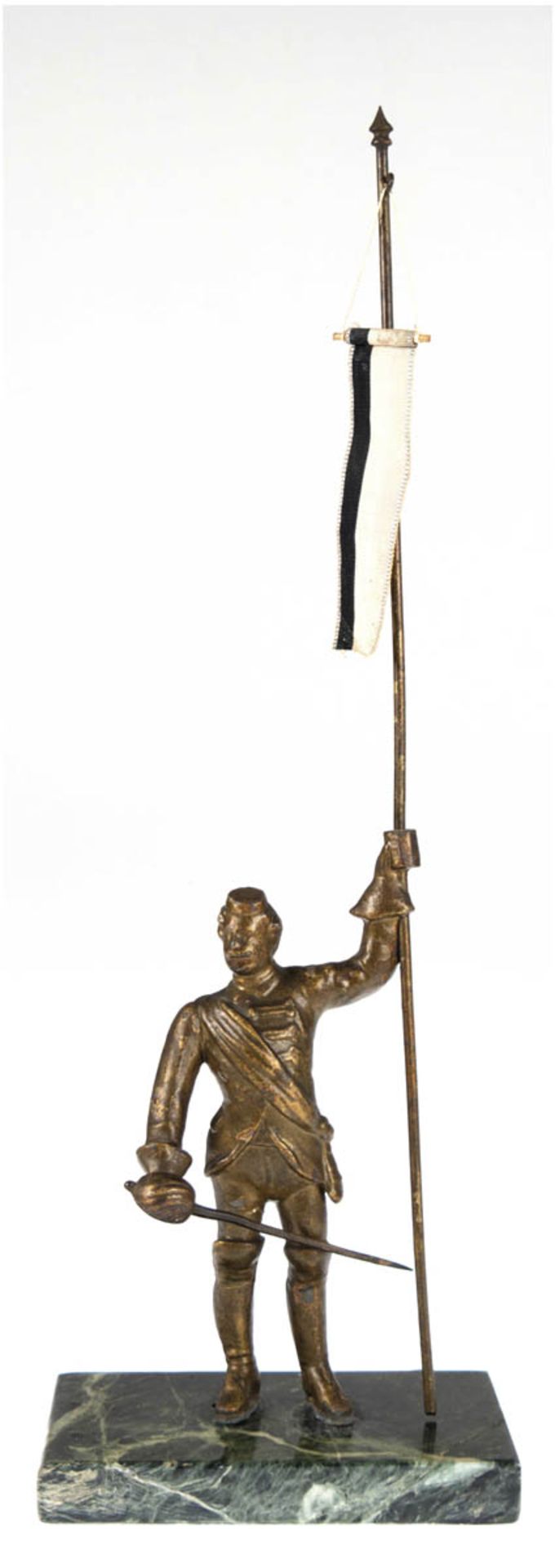 Studentika-Figur "Student mit Degen und Banner", Metallguß, bronziert, H. 44 cm, aufMarmorplinthe,