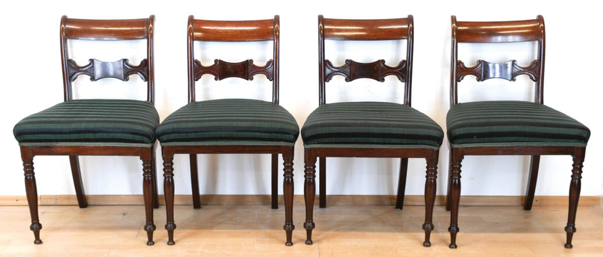 4 Biedermeier-Stühle, norddeutsch, Mahagoni, furniert, Fadenintarsiengepolsterter Sitz mitgrün/