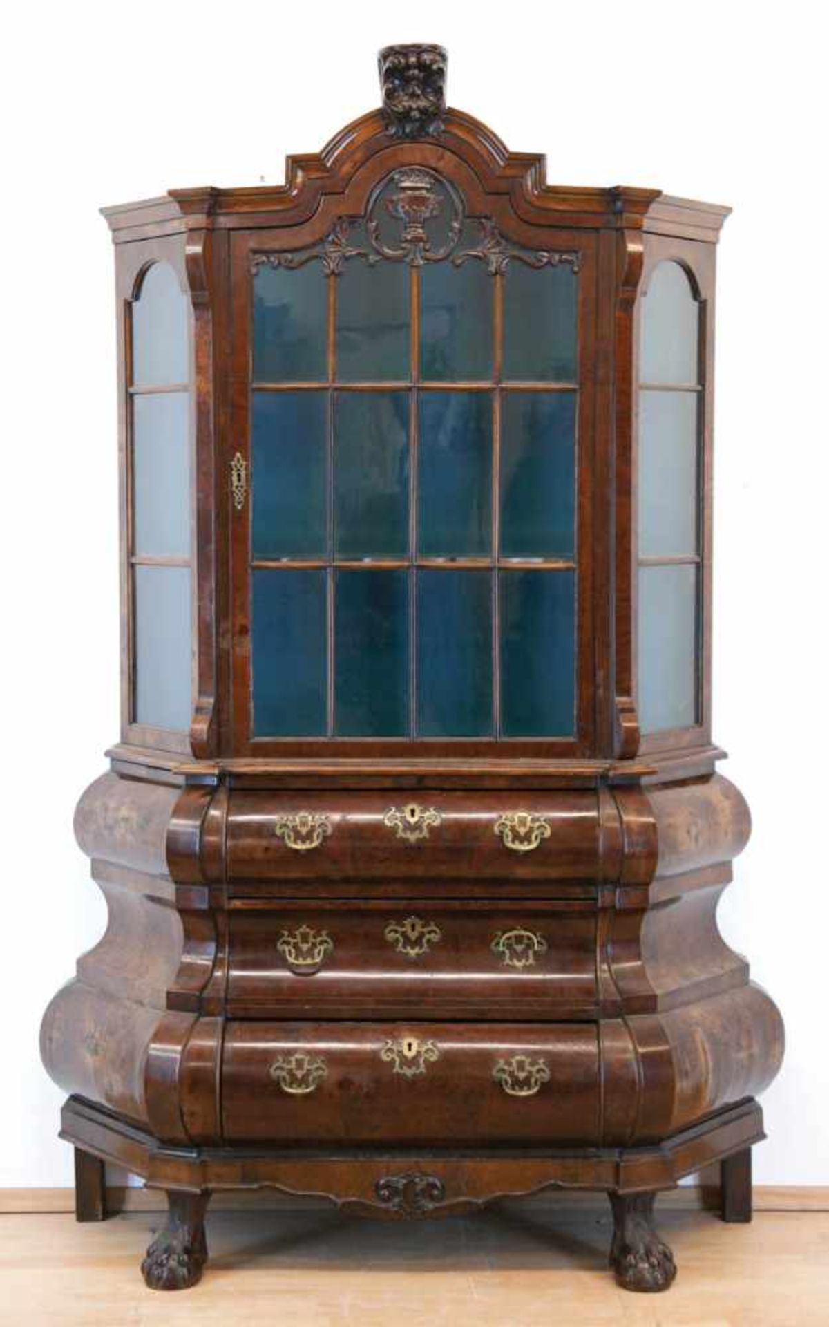 Aufsatzvitrine im Barockstil, 19. Jh., 3-schübiger, horizontal geschweifter Korpus mitschrägen