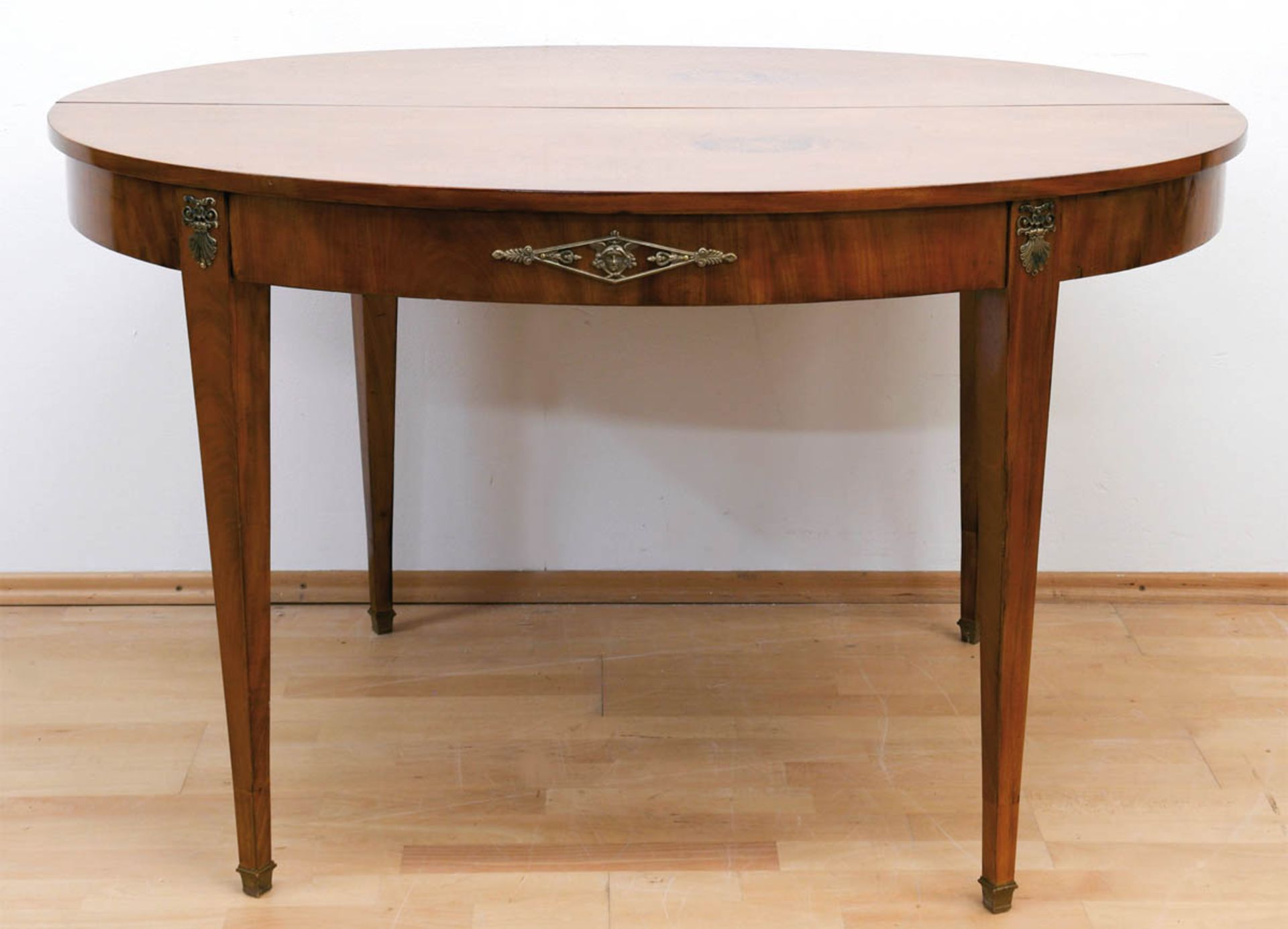 Biedermeier-Tisch, Mahagoni furniert, geblichen, Bronzeappliken, ovale ausziehbare Platteauf