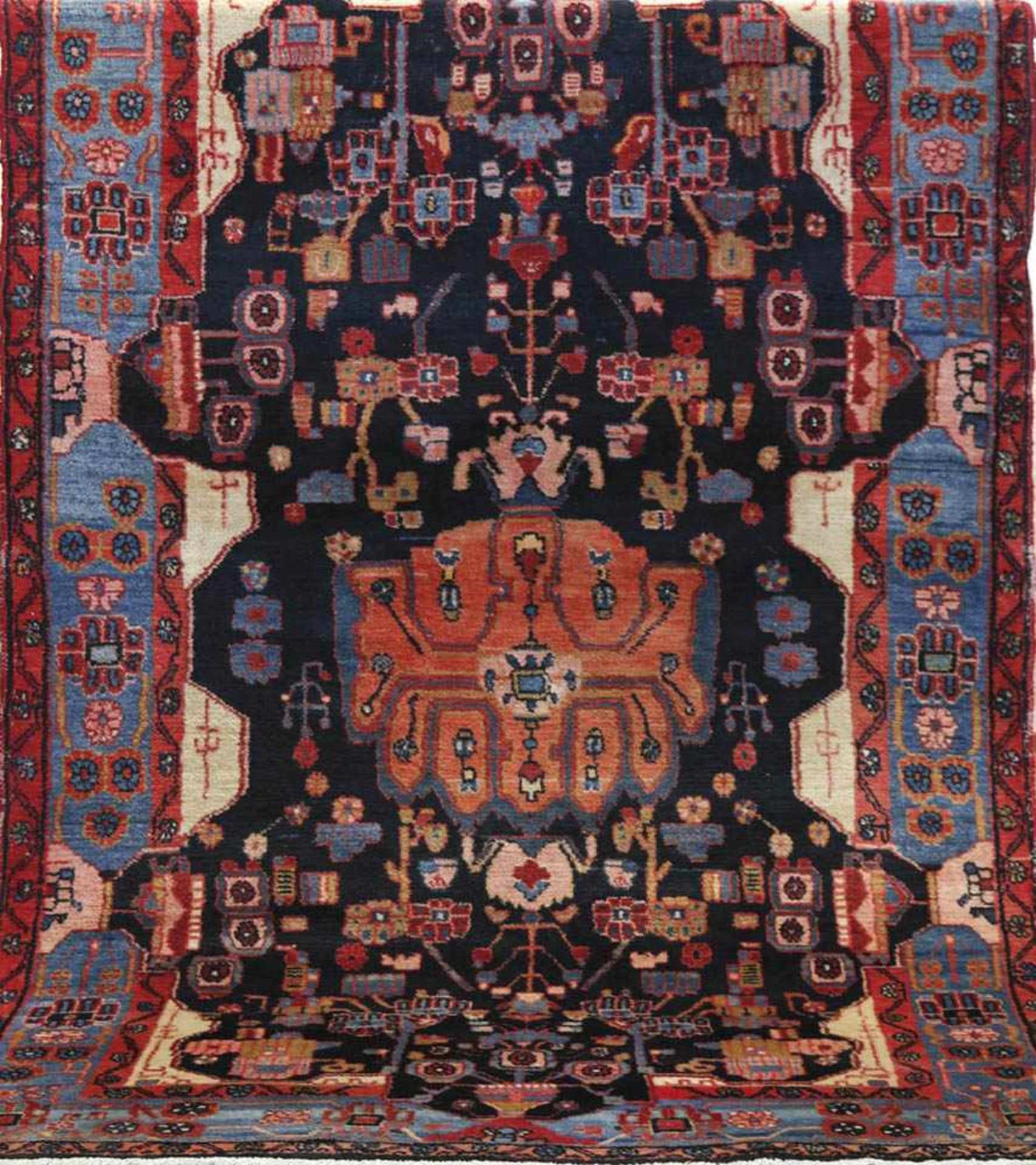 Alter Nahawand, Persien, rot-/blaugrundig, mit zentralem Medaillon und floralen Motiven,Kanten sowie