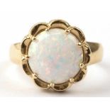 Opal-Ring, 585er GG, ausgefasst mit 1 rundem, natürlichem Opal-Cabochon von ca. 1,84 ct.,