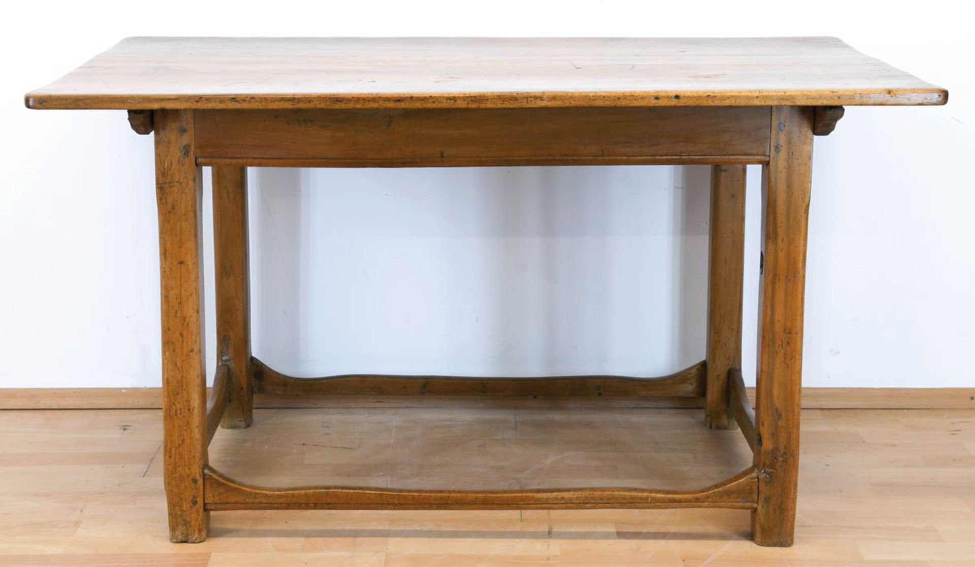 Tisch, Schweiz 18. Jh., Nußbaum, über vierseitig verstrebten Beinen rechteckige Platte,Platte ist