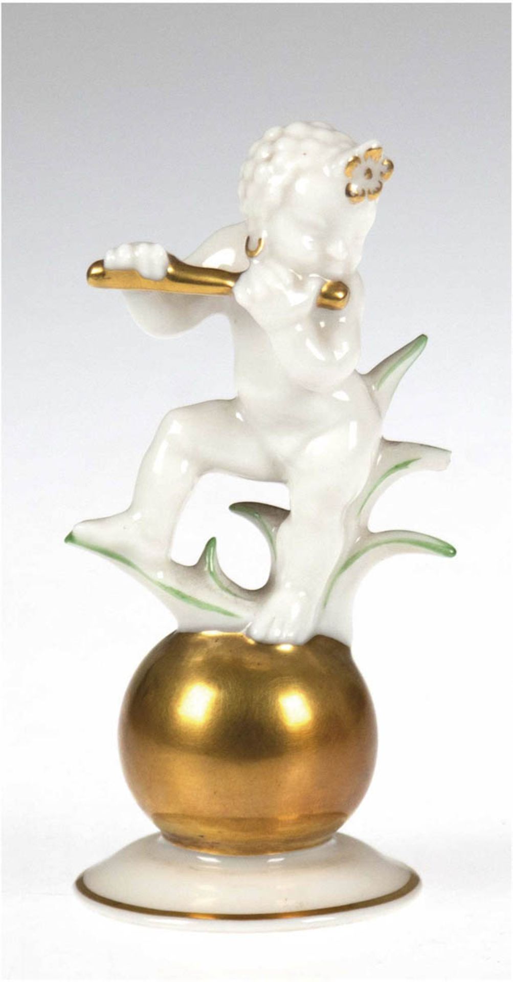 Porzellanfigur "Putto mit Flöte auf Goldkugel", Hutschenreuther, grün und gold staffiert,1 Blatt