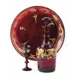 Biedermeier-Karaffe mit Likörglas auf Tablett, Rubinglas mit umlaufender Blütenkante inGold- und