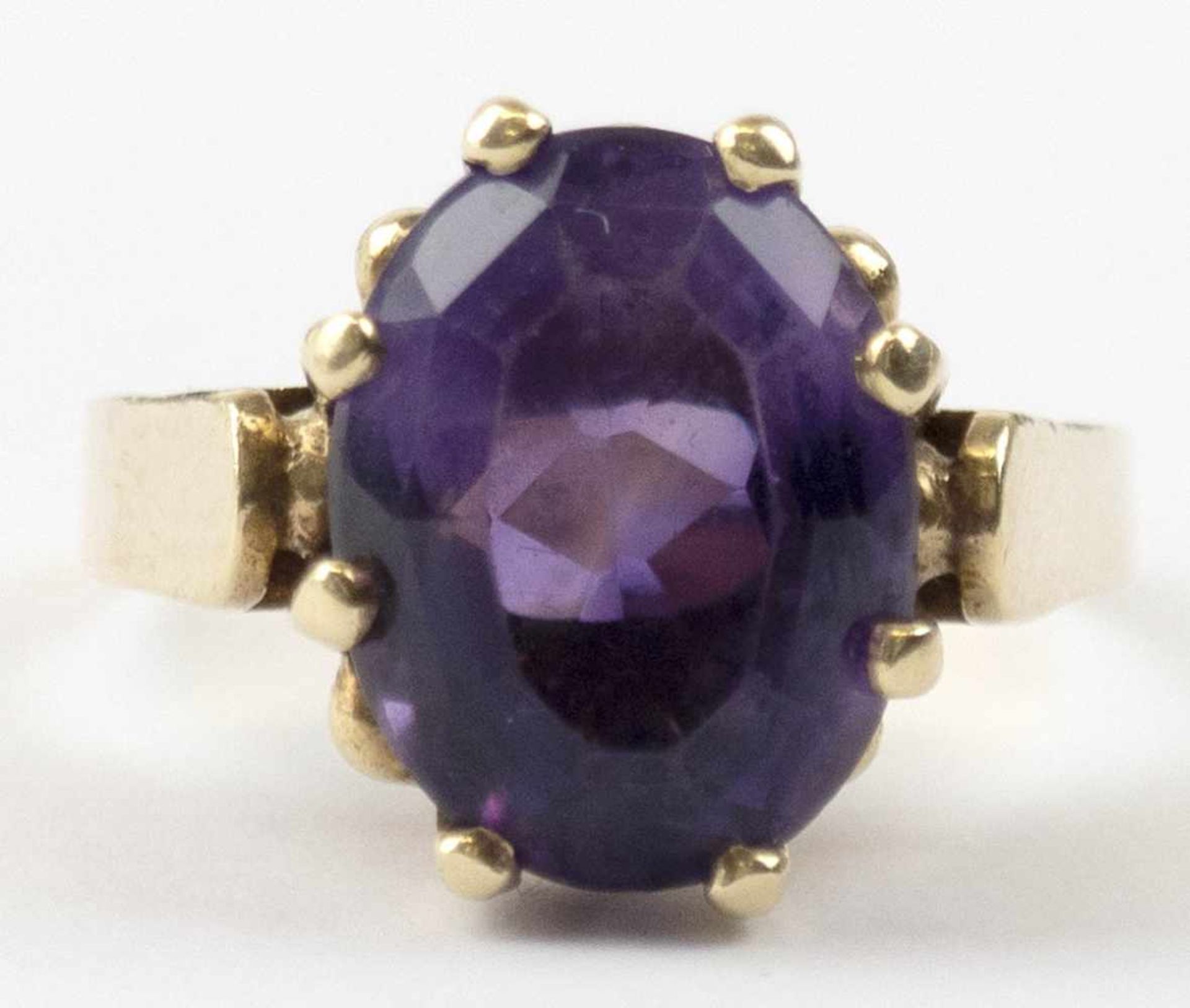 Ring, 585er GG, besetzt mit oval facettiertem Amethyst in Krappenfassung, Gew. 6 g, RG 58