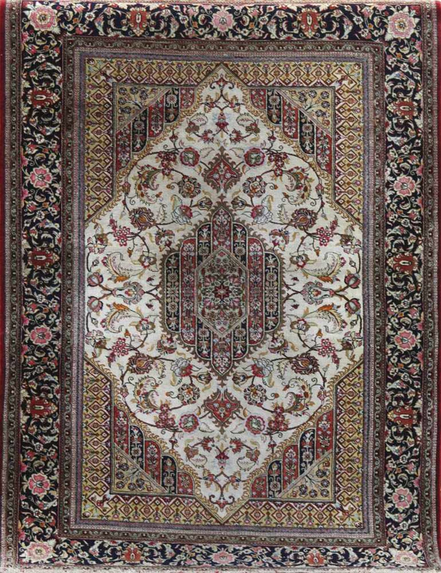 Persischer Ghom, Seide, rotgrundig, mit zentralem Medaillon und floralen Motiven, 1 Kantebeschädigt,