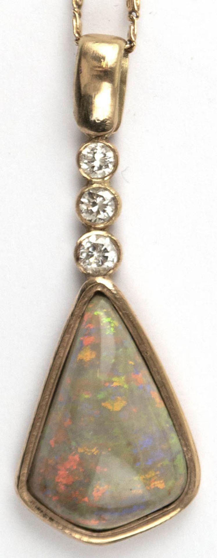 Kette mit Opal-Brillant-Anhänger, 585er GG, ausgefasst mit 1 Opal-Cabochon von ca. 4,70ct. und 3