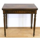 Spieltisch mit 6 Stühlen, um 1860/80, Mahagoni, reich intarsiert, über gedrechseltenBeinen Zarge mit
