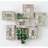 Smaragd-Diamant-Brosche, 750er WG, ausgefasst mit 6 Smaragden von zus. ca. 0,50 ct. und