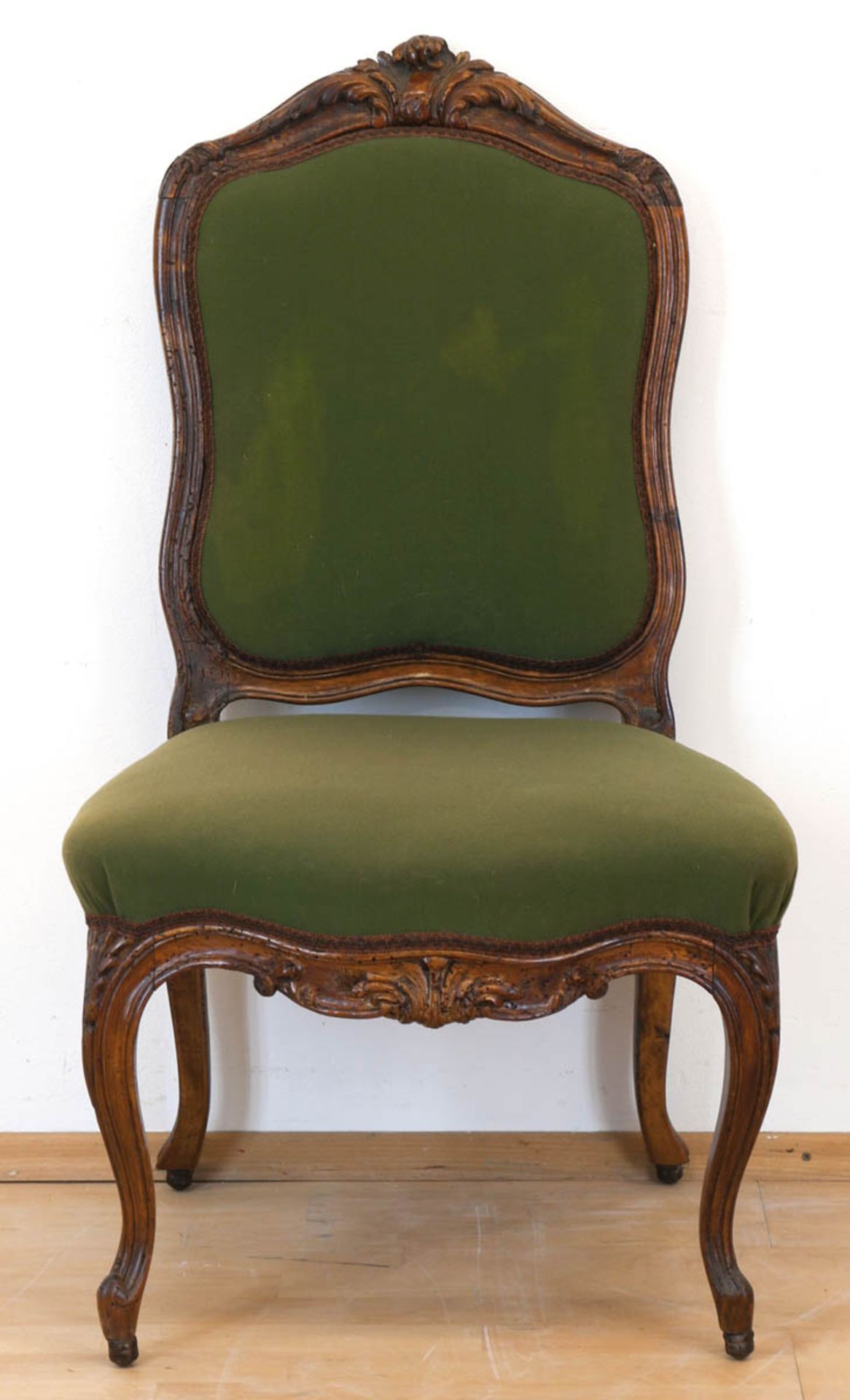 Barock-Stuhl, Nußbaum, beschnitzt, gepolsterter Sitz und Rückenlehne mit grünemStoffbezug, 100x56x52