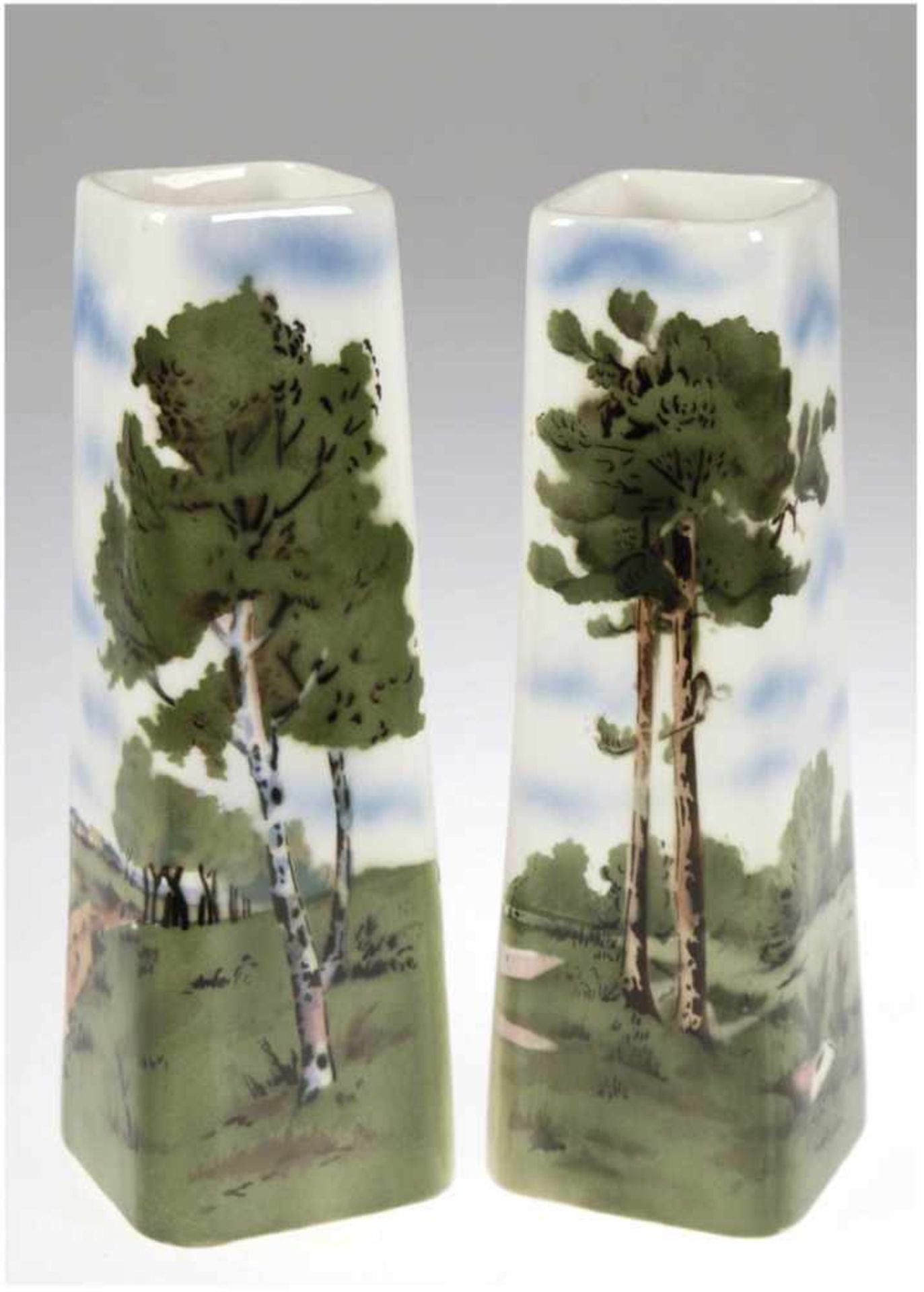 Paar Jugendstil-Vasen, Porzellan, mit polychromer Landschaftsmalerei, H. 24,5 cm