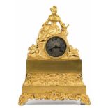 Pendule, um 1850, vergoldetes Bronzegehäuse mit Damenfigur mit Fächer, Fadenaufhängung,Schlag auf