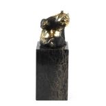 Bronze-Figur "Sitzender Pandabär", Nachguß 20. Jh., signiert "Milo", z.T. schwarzpatiniert,