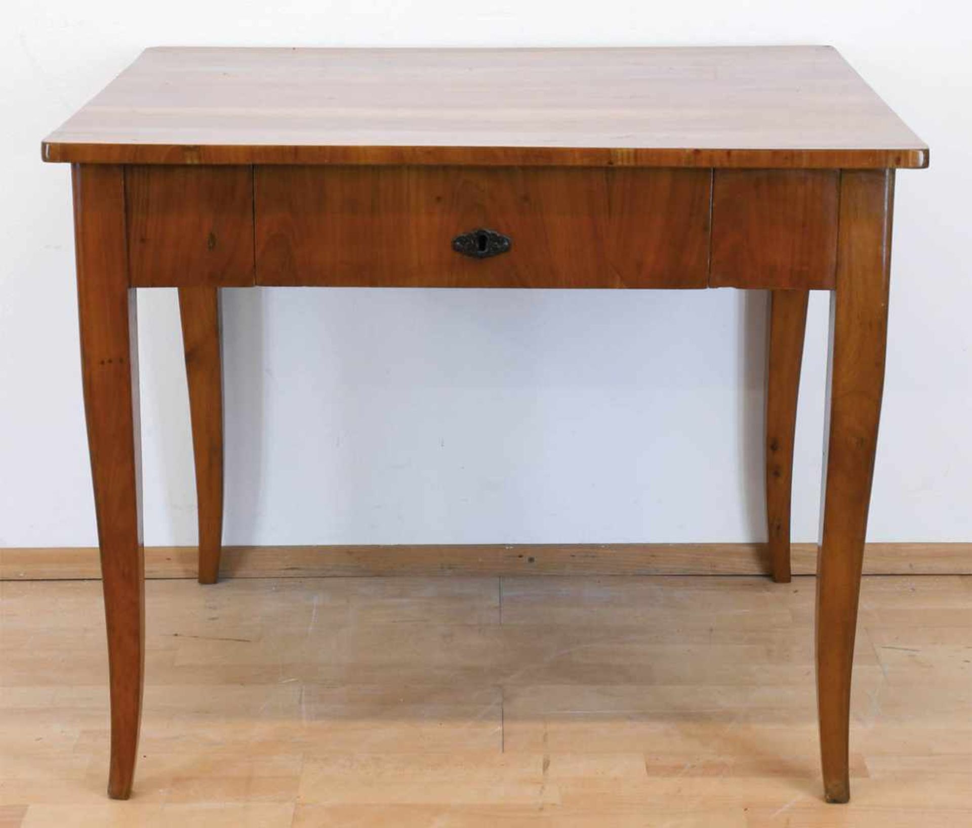 Biedermeier-Tisch, um 1810, Kirsche furniert, 1 Schubfach in der Zarge, 73x92x77 cm