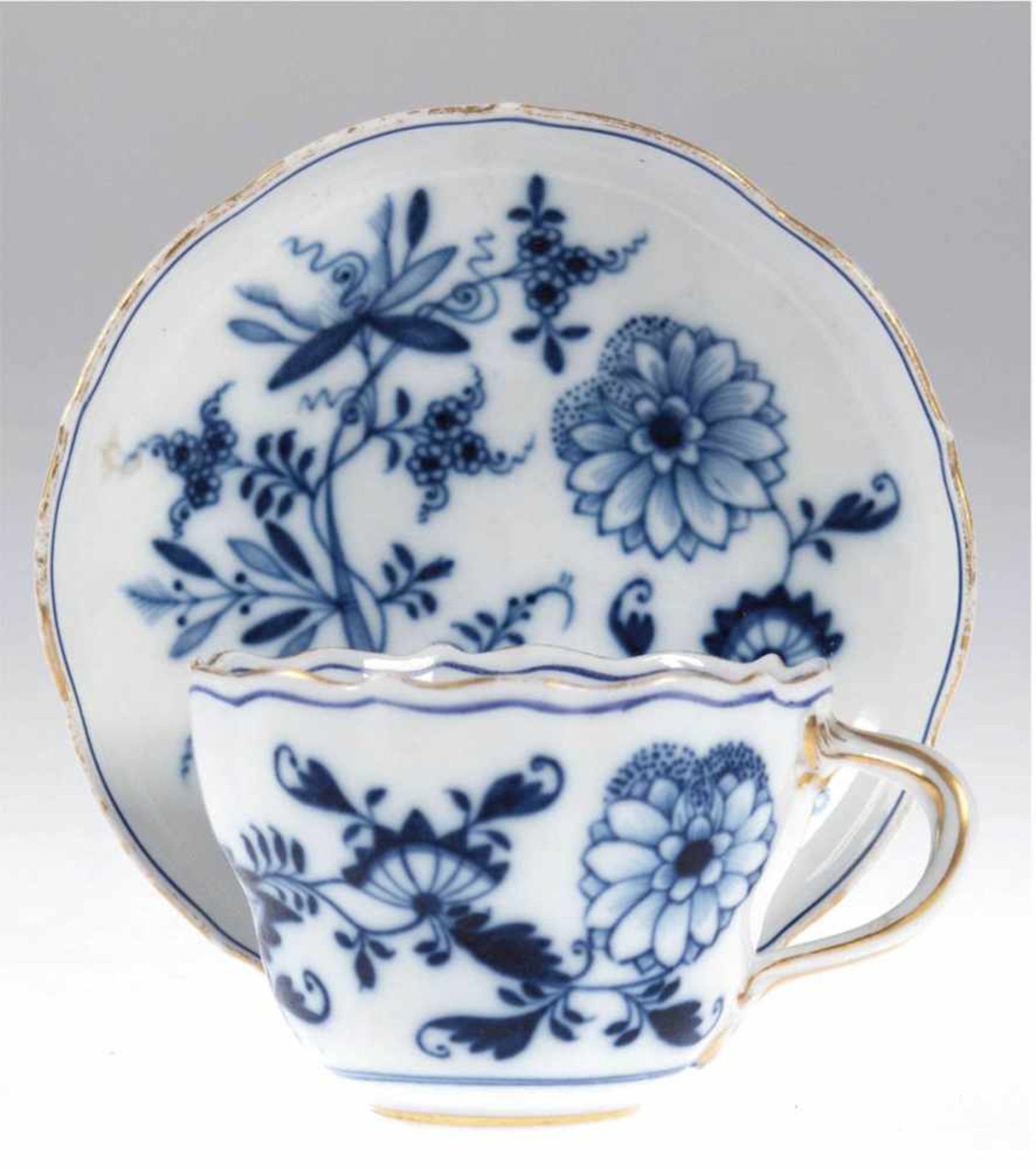 Meissen-Tasse mit UT, 19. Jh., Zwiebelmuster, Goldrand (berieben), 1. Wahl, UT etwas best.