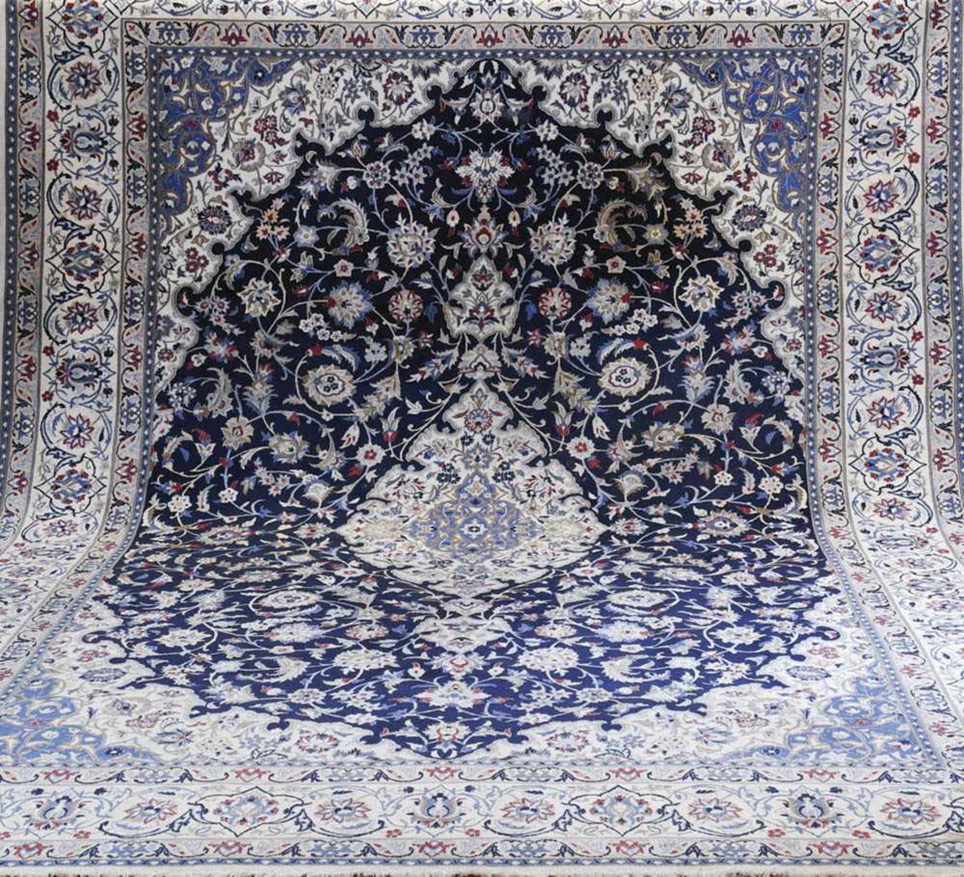Nain, Persien, Wolle mit Seide, blaugrundig mit zentralem Medaillon und floralen Motiven,mittig
