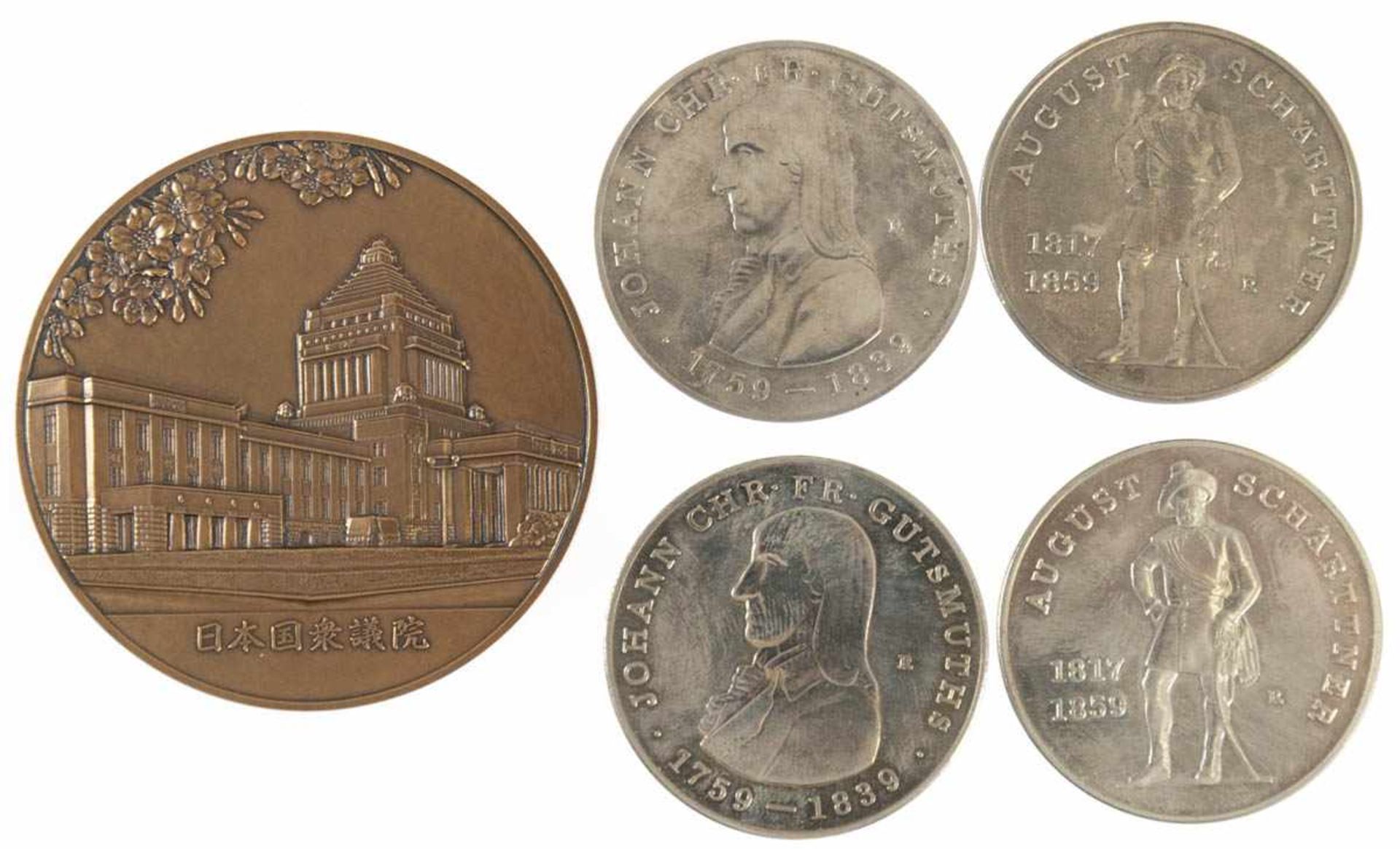 Konvolut von 5 Medaillen, dabei "Repräsentantenhaus Japan", Bronze, Dm. 6 cm, im Etui und2x je 2