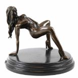 Bronze-Figur "Weiblicher Akt in erotischer Pose", Nachguß 20. Jh., signiert "T. Patoue",braun