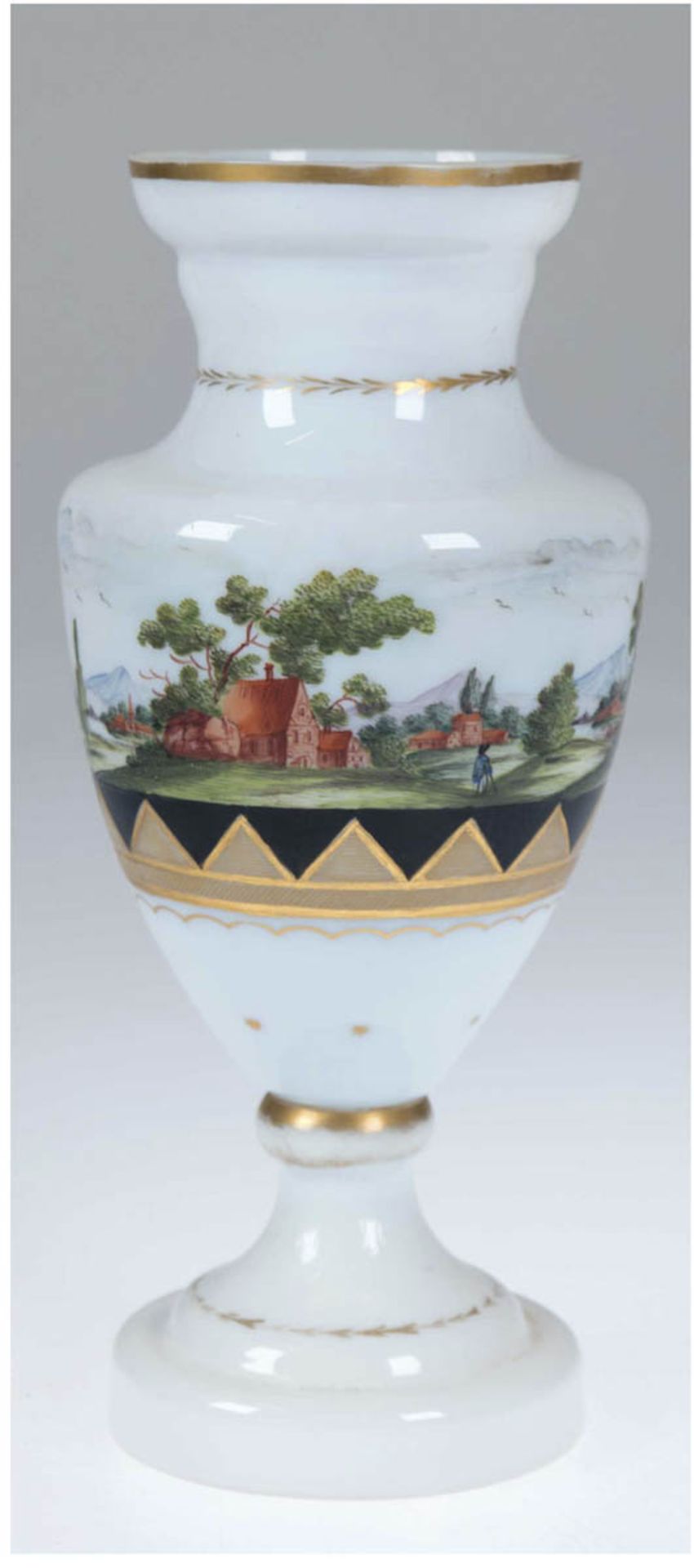 Biedermeier-Vase, Milchglas, mit umlaufendem Landschaftsdekor und Goldstaffage,Gebrauchspuren, H. 25
