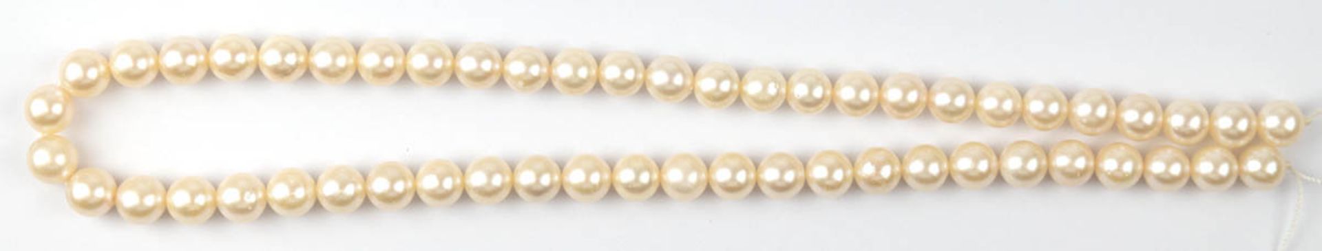 Perlen-Strang, ohne Schließe, Perlen-Dm. 7,5-8,0 mm, mit kl. Wachstumsmerkmalen, 53Stk., L. 41 cm